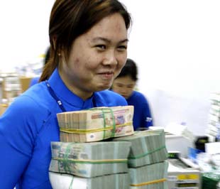 Lãi suất huy động cần thiết phải được duy trì ở mức lớn hơn tỷ lệ lạm phát để người gửi tiền có lãi thực. Tuy nhiên hiểu thể nào là lãi suất thực dương là vấn đề cần phải bàn - Ảnh: Việt Tuấn.