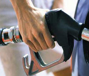 Giá bán lẻ xăng dầu trong nước sẽ được căn cứ vào giá dầu thô, dầu thành phẩm tại thị trường Singapore, tỷ giá, phí xăng dầu 400 - 600 đồng/lít (kg), lợi nhuận tối đa cho mỗi lít/kg xăng dầu là 300 đồng, thuế VAT, các loại thuế theo quy định của pháp luật...