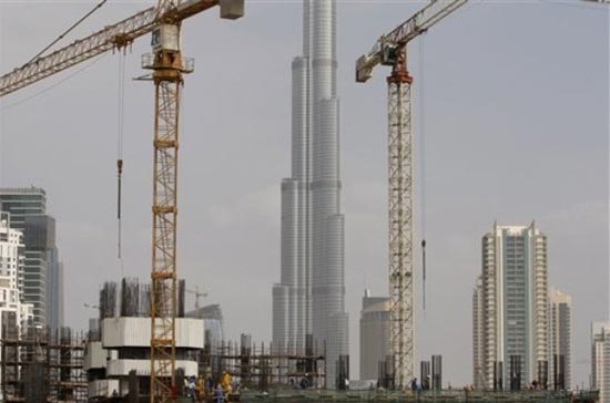 Công nhân đang xây dựng công trình bên cạnh tòa nhà cao nhất thế giới Burj Dubai, tại Dubai, Các tiểu vương quốc Arab thống nhất (UAE) Ảnh: AP.