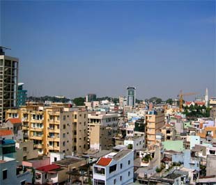 Thị trường ảm đạm khiến nhiều công ty “ngoại đạo” trước đây mở rộng đầu tư kinh doanh bất động sản đã quay trở về với các ngành nghề kinh doanh chính của mình.