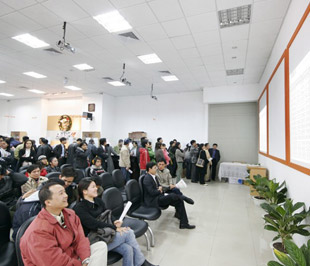 Nhà đầu tư cá nhân chính là những người chịu nhiều rủi ro nhất với việc thiếu minh bạch thông tin của các công ty niêm yết - Ảnh: Việt Tuấn.