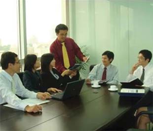 Lê Quốc Duy (đứng) cùng các cộng sự trong Công ty SCS Việt Nam - Ảnh: Văn Hóa.