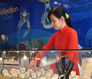 Một nhân viên tại cửa hàng nữ trang cao cấp SBJ.