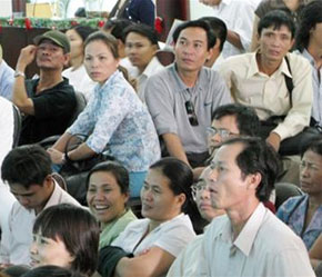 Tại các sàn chứng khoán, "sắc đỏ” vẫn còn nhiều trong các phiên giao dịch.