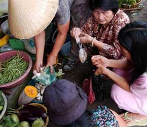 Giá cả leo thang đang là bài toán khó mà nhiều gia đình phải đối mặt - Ảnh: TT.