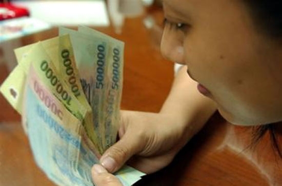 Mức lương tối thiểu chung áp dụng cho cán bộ, công chức, viên chức sẽ được nâng lên từ 830.000 đồng/tháng lên 1.050.000 đồng/tháng, bắt đầu từ 1/5/2012.