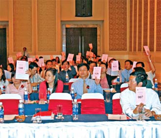 Nhiều cổ đông vẫn biểu quyết, dù không cần nghe các chủ toạ nói gì.
