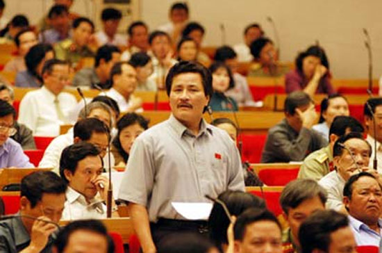 Theo quy định của Hiến pháp, Quốc hội là cơ quan có quyền quyết định cao nhất đối với việc "kiếm tiền" và tiêu tiền.