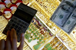 Lực mua vàng miếng yếu do tâm lý thận trọng của giới đầu tư đang khiến giá vàng trong nước thấp hơn giá vàng thế giới quy đổi.