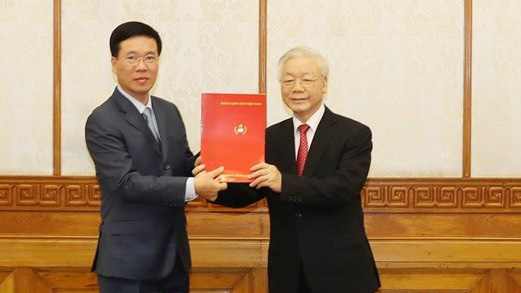 Tổng bí thư, Chủ tịch nước Nguyễn Phú Trọng trao quyết định cho ông Võ Văn Thưởng.