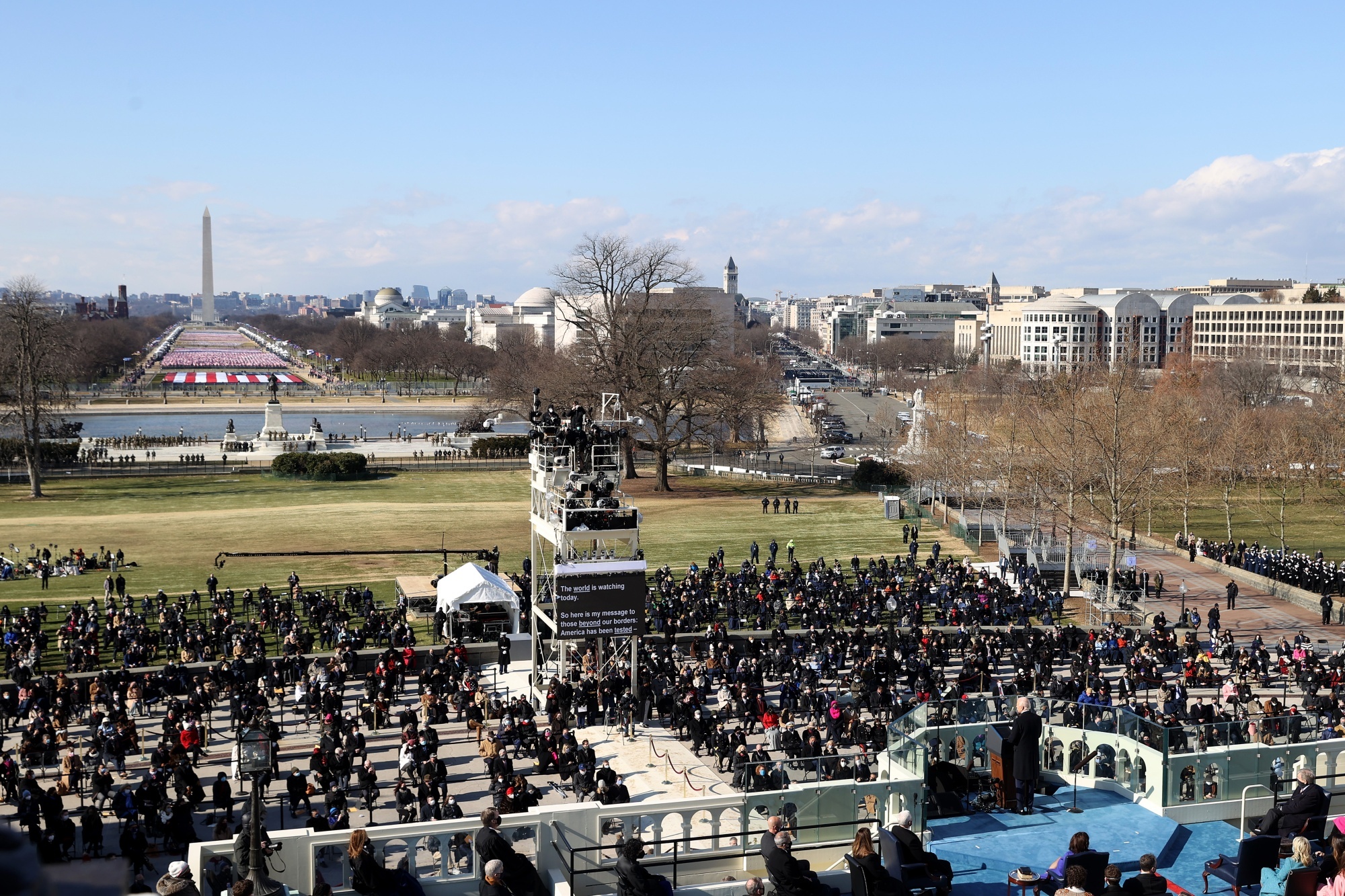 Toàn cảnh buổi lễ khi ông Biden có bài phát biểu đầu tiên dưới cương vị tổng thống Mỹ - Ảnh: Bloomberg