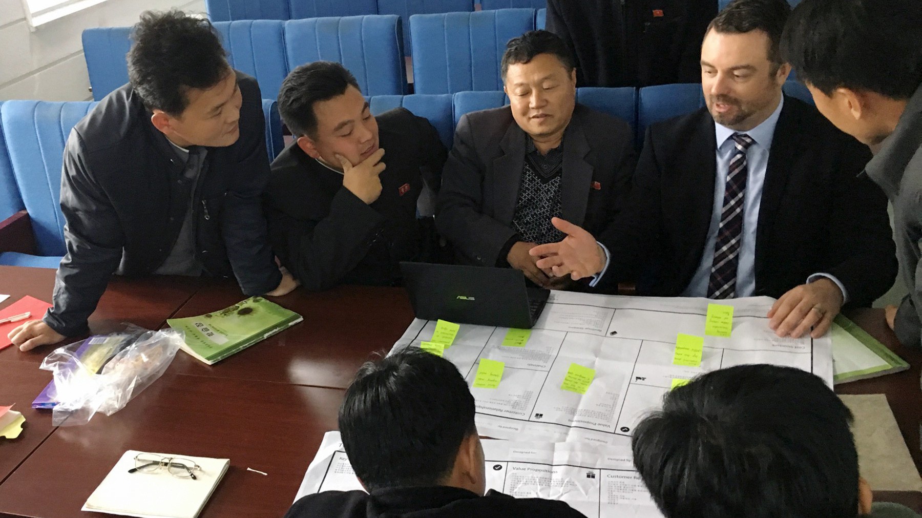 Doanh nhân Triều Tiên tại một hội thảo - Ảnh: Bloomberg.