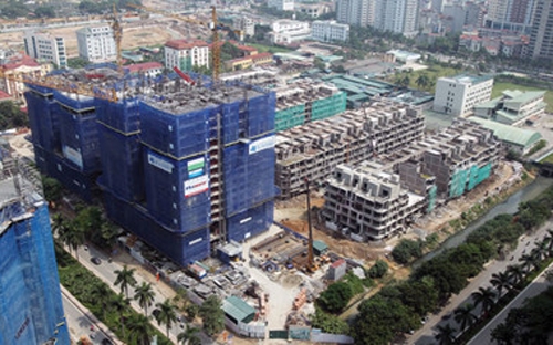 Theo ghi nhận tại công trường, đến nay tòa chung cư Mon A đã thi công hoàn thiện tầng 20, đang lên tầng 21, tòa Mon B đã thi công hoàn thiện sàn tầng 22, đang lên tầng 23.