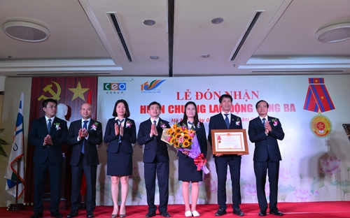 Ông Phùng Minh Sơn - Phó chủ tịch thường trực Hội đồng Thi đua Khen thưởng thành phố, Phó giám đốc Sở Nội vụ, Trưởng Ban Thi đua Khen thưởng thành phố Hà Nội trao tặng Bằng khen và Huân chương Lao động hạng Ba cho Chủ tịch CEO Group.