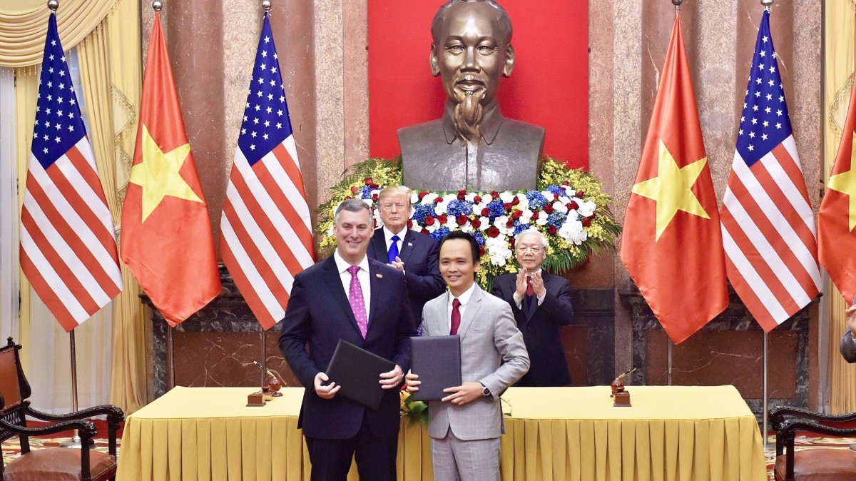 Ông Trịnh Văn Quyết, Chủ tịch Hội đồng Quản trị Tập đoàn FLC và ông Kevin McAllister, Chủ tịch kiêm Tổng giám đốc Tập đoàn Boeing thực hiện lễ ký kết.