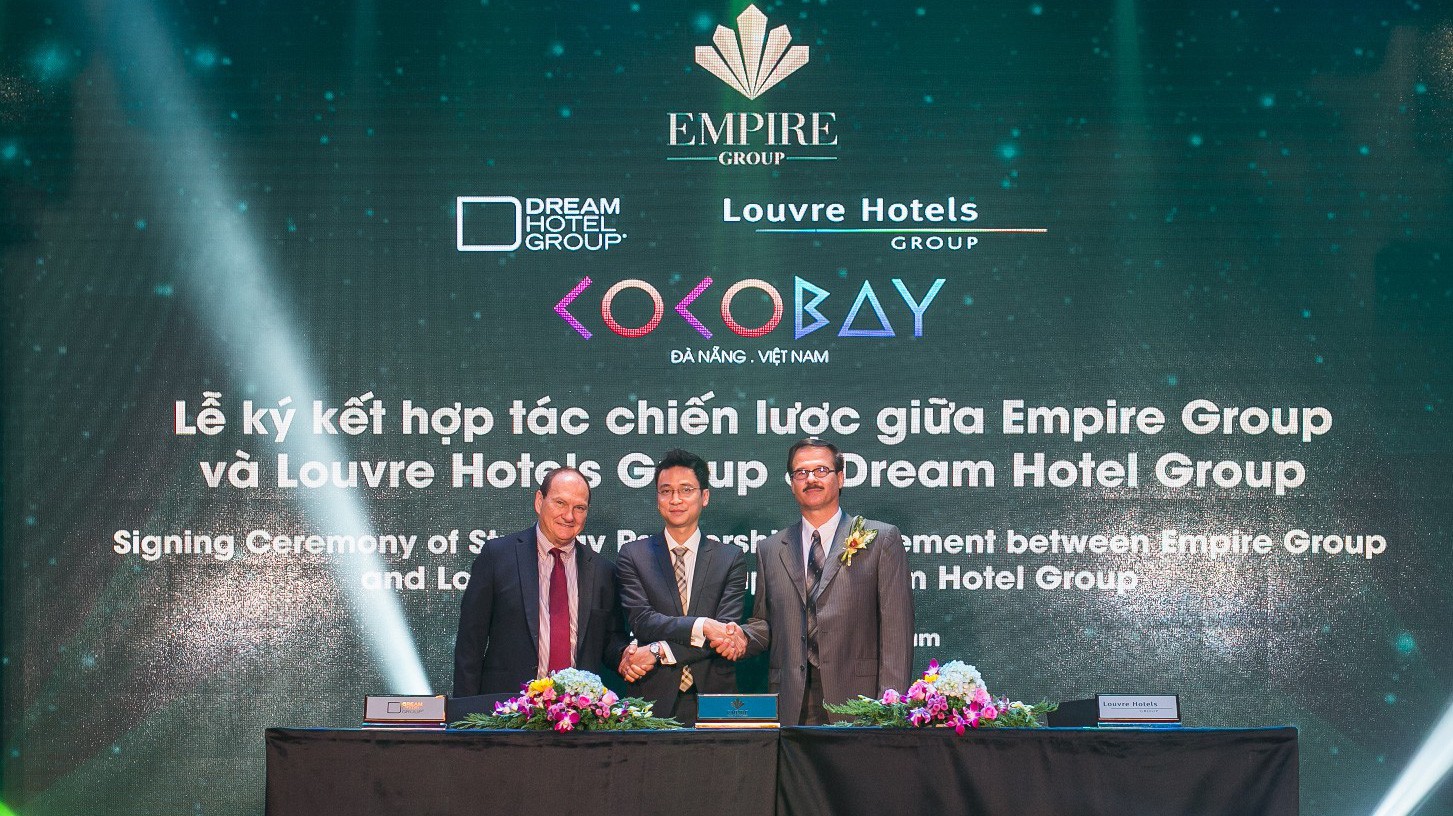 Cocobay trong lễ ký kết với Louvre Hotels Group (Pháp).