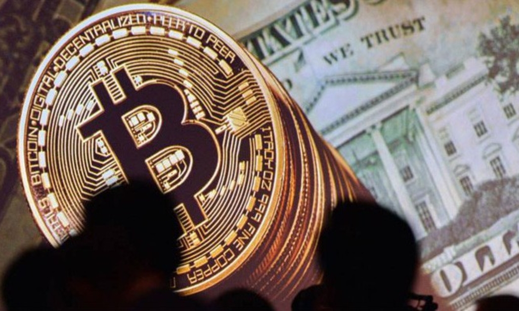 Giá tiền ảo Bitcoin đang hướng đến mốc 10.000 USD - Ảnh: JIJI/Japan Times.