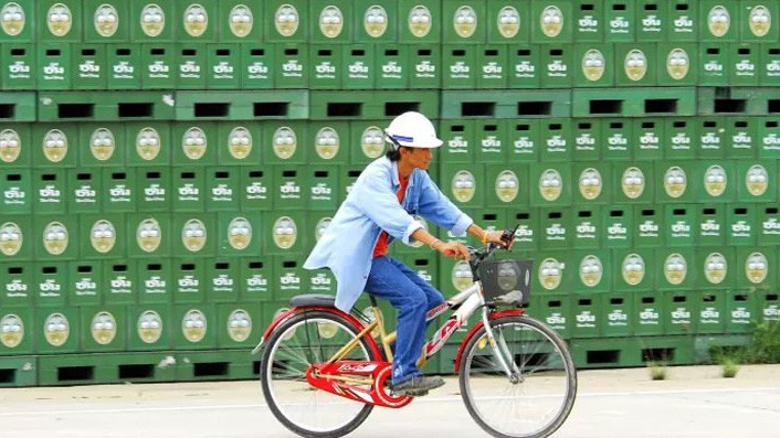 Công nhân trong một nhà máy của ThaiBev ở Thái Lan - Ảnh: Bloomberg/FT.