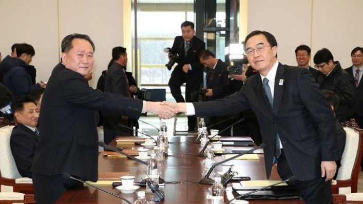 Hai trưởng đoàn đàm phán Triều Tiên và Hàn Quốc tại cuộc đàm phán ở làng đình chiến Panmunjom ngày 9/1 - Ảnh: Reuters.