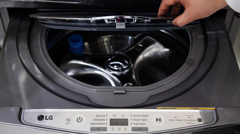 Một chiếc máy giặt do hãng LG sản xuất - Ảnh: Bloomberg.