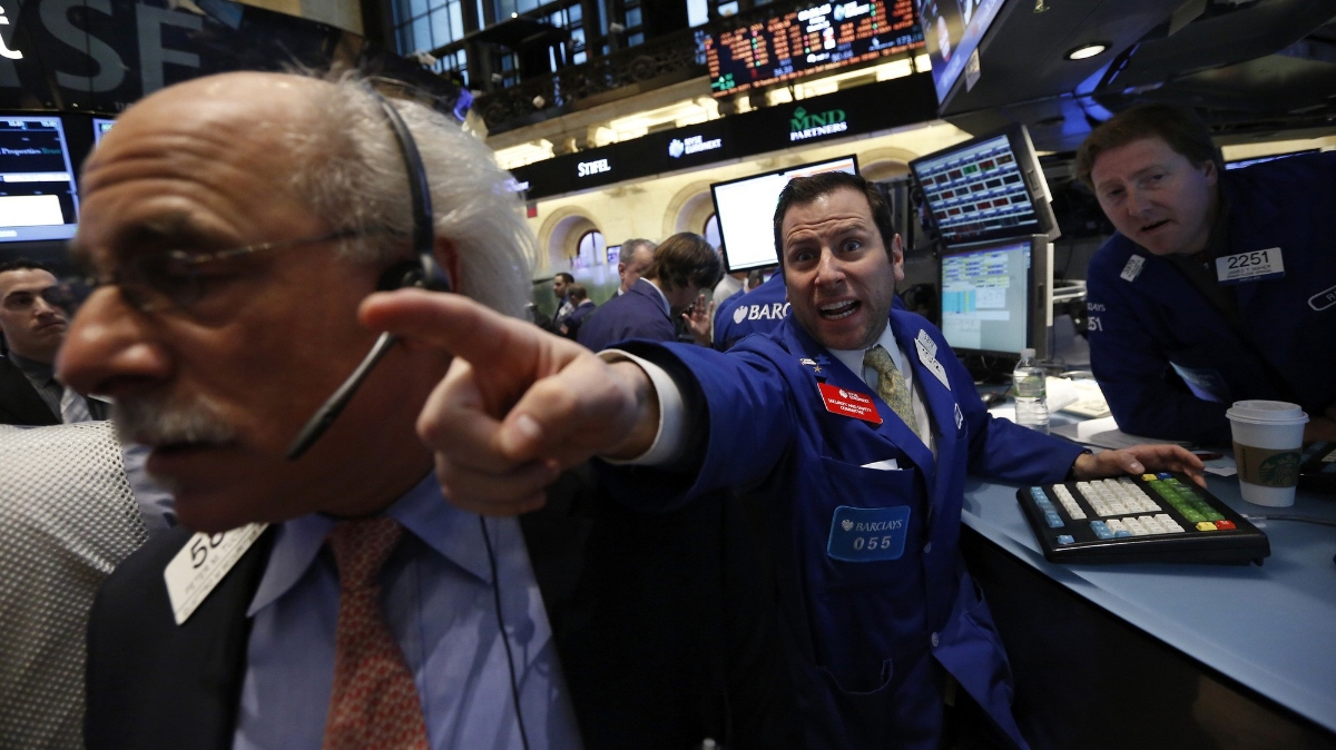 Các nhà giao dịch làm việc trên thị trường chứng khoán Mỹ - Ảnh: Reuters.