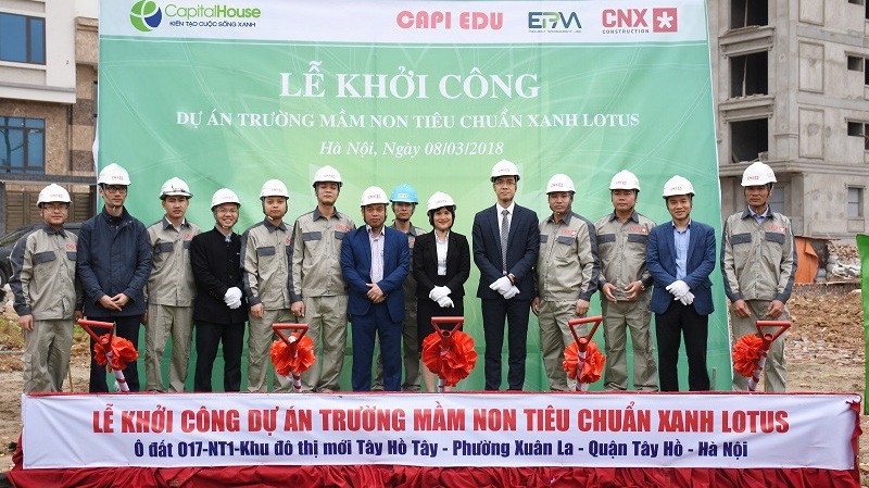 Công trình trường mầm non của Tập đoàn Capital House nằm ở khu đô thị mới Tây Hồ Tây, tổng diện tích đất 5.596m2, diện tích sử dụng toàn khu là 6.160,5m2.