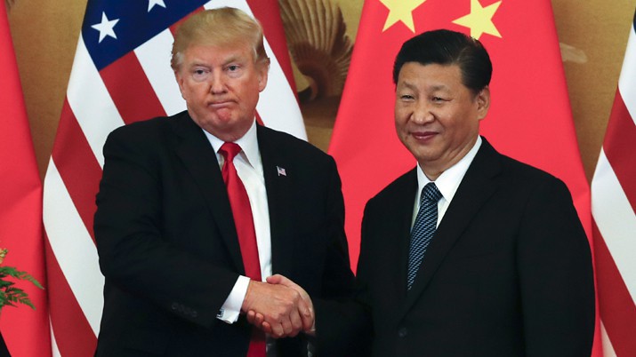 Tổng thống Mỹ Donald Trump (trái) và Chủ tịch Trung Quốc Tập Cận Bình trong chuyến thăm Bắc Kinh của ông Trump vào tháng 11/2017 - Ảnh: AP.