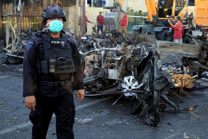 Hiện trường vụ đánh bom nhà thờ khiến ít nhất 13 người thiệt mạng ở Indonesia - Ảnh 2.