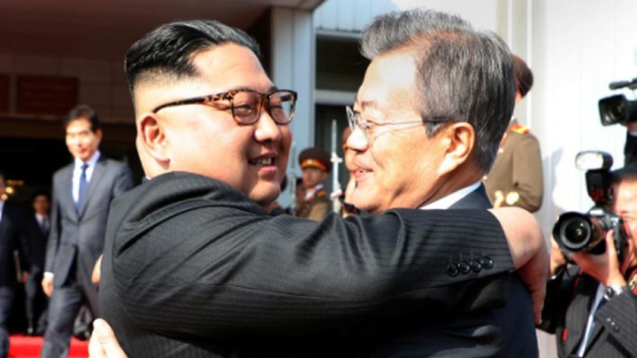 Nhà lãnh đạo Triều Tiên Kim Jong Un (trái) và Tổng thống Hàn Quốc Moon Jae-in lúc chia tay sau cuộc gặp ở Bàn Môn Điếm ngày 26/5 - Ảnh: Nhà Xanh/Reuters.