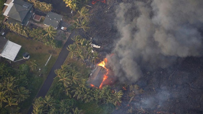 Dòng sông nham thạch ở Hawaii “nuốt chửng” 600 căn nhà - Ảnh 1.