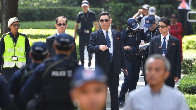 “Giải mã” đội vệ sỹ chạy theo xe ông Kim Jong Un - Ảnh 1.
