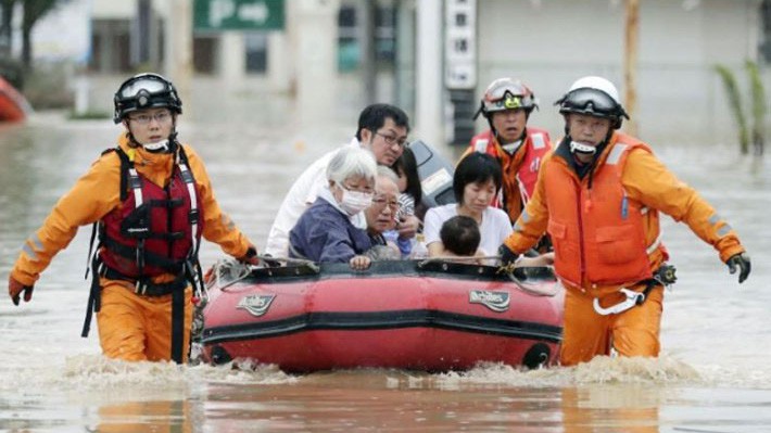 Lực lượng cứu hộ sơ tán người dân khỏi vùng lũ ở Kurashiki, Okayama, Nhật Bản, ngày 8/7 - Ảnh: Kyodo/Reuters.