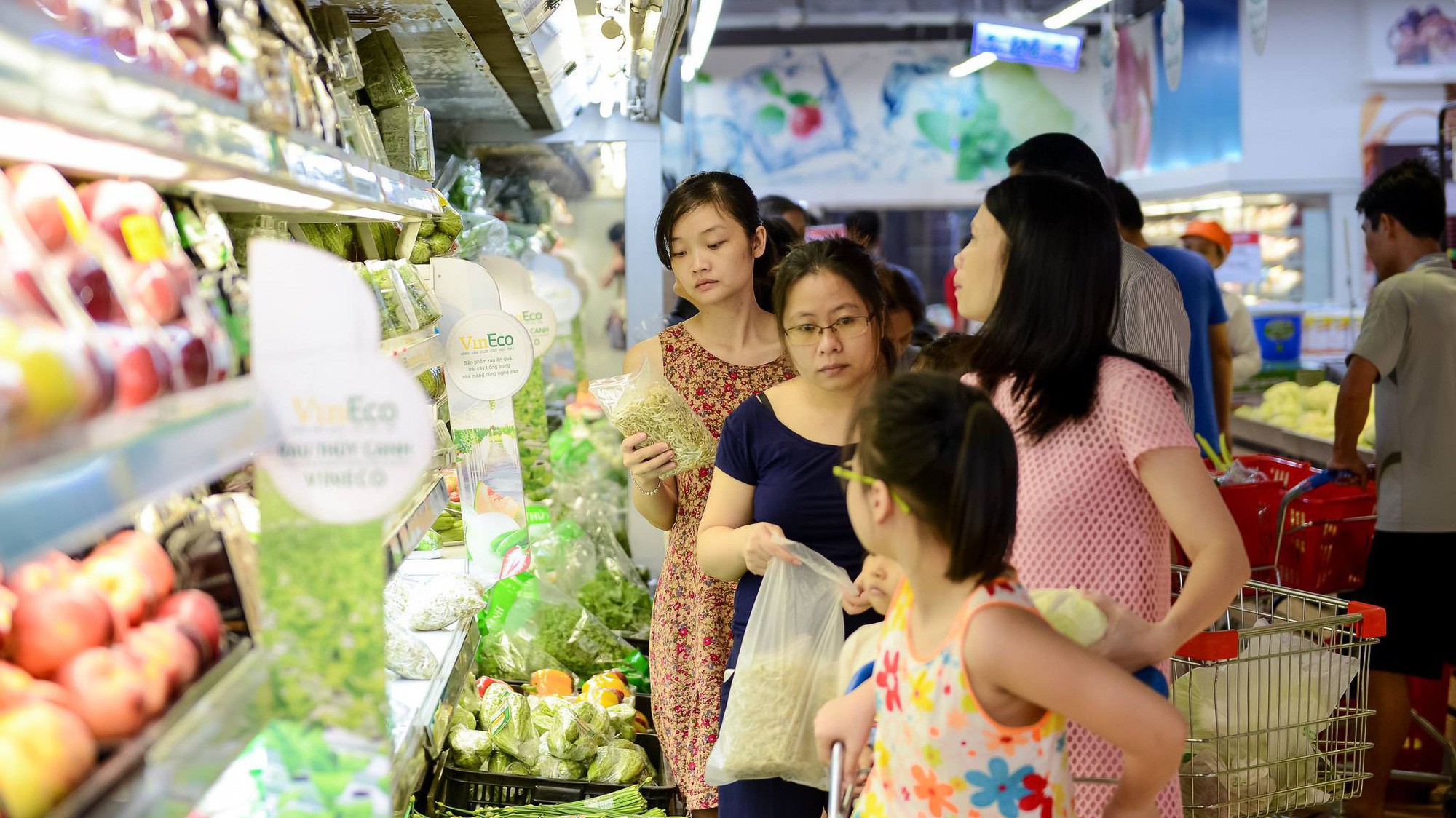 VinMart Landmark 81 cung cấp hàng chục nghìn mặt hàng chất lượng, trong đó có nguồn rau củ quả sạch từ nông sản VinEco.