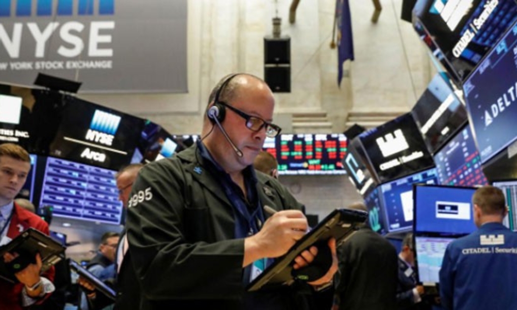 Các nhà giao dịch cổ phiếu trên sàn NYSE ở New York, Mỹ - Ảnh: Reuters.