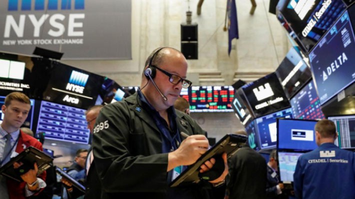 Các nhà giao dịch cổ phiếu trên sàn NYSE ở New York, Mỹ - Ảnh: Reuters.