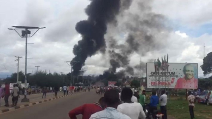 Nổ xe chở xăng ở Nigeria, hàng trăm người thương vong - Ảnh 1.