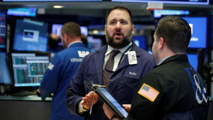 Các nhà giao dịch cổ phiếu trên sàn NYSE ở New York, Mỹ - Ảnh: Reuters.