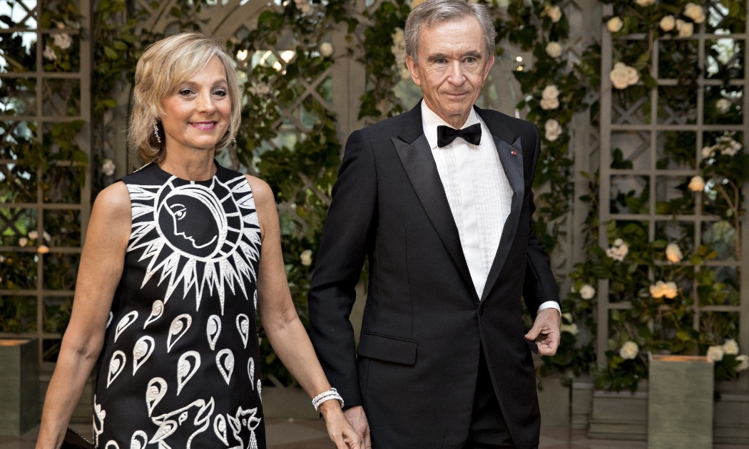 Tỷ phú Bernard Arnault và vợ - Ảnh: Bloomberg.