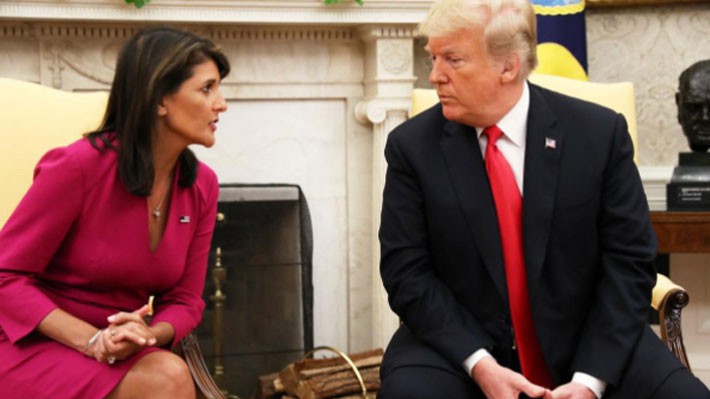 Bà Nikki Haley (trái) và Tổng thống Donald Trump tại Phòng Bầu dục, Nhà Trắng, ngày 9/10 - Ảnh: Reuters.