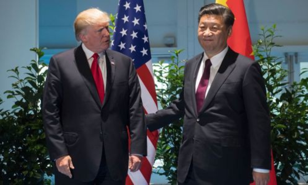 Tổng thống Mỹ Donald Trump (trái) và Chủ tịch Trung Quốc Tập Cận Bình tại hội nghị thượng đỉnh G20 ở Hamburg, Đức, tháng 7/2017 - Ảnh: Getty/CNBC.