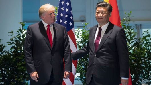 Tổng thống Mỹ Donald Trump (trái) và Chủ tịch Trung Quốc Tập Cận Bình tại hội nghị thượng đỉnh G20 ở Hamburg, Đức, tháng 7/2017 - Ảnh: Getty/CNBC.