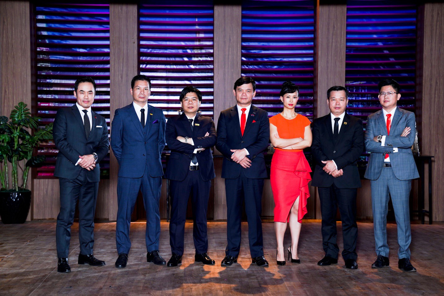 Điểm lại loạt ảnh diện suits của các nhà đầu tư trong Shark Tank Việt Nam  - Ảnh 1.