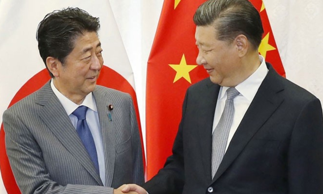 Thủ tướng Nhật Bản Shinzo Abe (trái) và Chủ tịch Trung Quốc Tập Cận Bình trong một cuộc gặp năm 2018 - Ảnh: Jiji/Bloomberg.