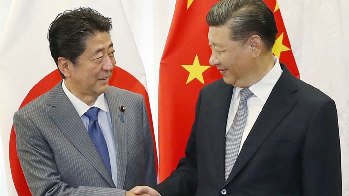 Thủ tướng Nhật Bản Shinzo Abe (trái) và Chủ tịch Trung Quốc Tập Cận Bình trong một cuộc gặp năm 2018 - Ảnh: Jiji/Bloomberg.