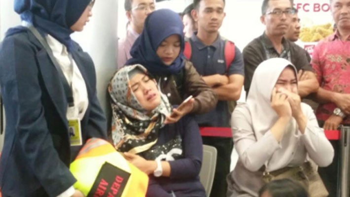 Indonesia tìm thấy nhiều mảnh vỡ của máy bay chở khách bị rơi - Ảnh 1.