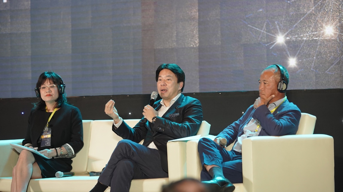 Ông Jimmy Chan - CEO của Alpha King trao đổi với các chuyên gia về kinh nghiệm quy hoạch khu phố Đông, Thượng Hải.