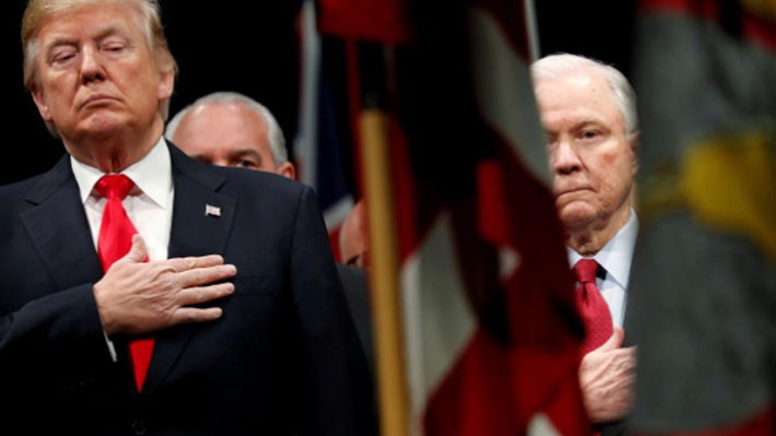 Tổng thống Donald Trump (trái) và Bộ trưởng Bộ Tư pháp Jeff Sessions trong lễ chào cờ tại một sự kiện ở Virginia, Mỹ vào tháng 12/2017 - Ảnh: Reuters.