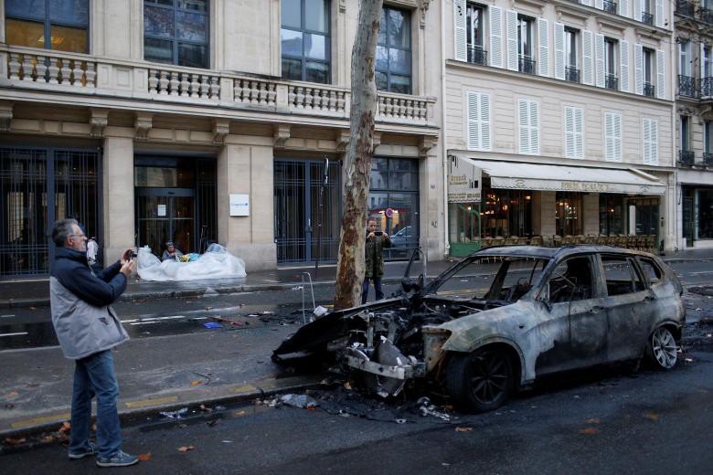 Paris tính ban bố tình trạng khẩn cấp sau cuộc bạo loạn cuối tuần - Ảnh 2.