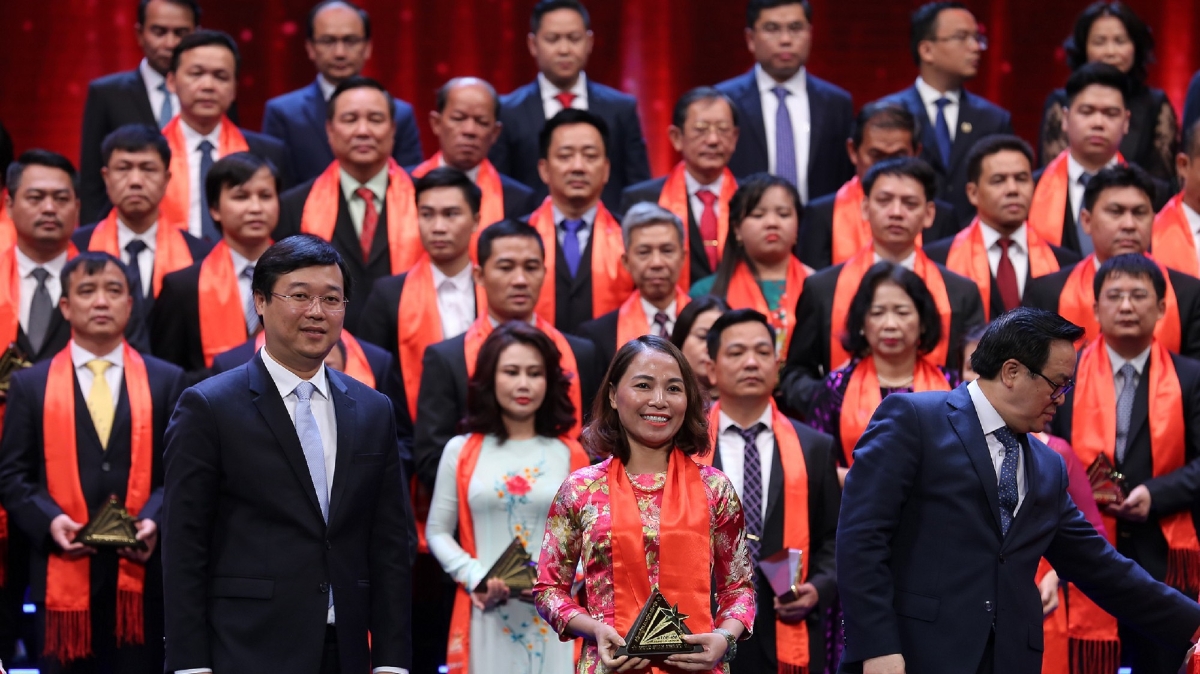 Bà Đào Minh Anh – Phó Tổng Giám đốc Ngân hàng Thương mại Cổ phần Phương Đông nhận giải Top 100 Sao Vàng Đất Việt 2018.