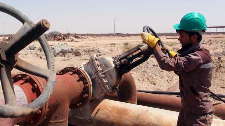 Thị trường dầu lửa toàn cầu vẫn đang bị phủ bóng bởi nỗi lo sự giảm tốc kinh tế sẽ gây suy giảm nhu cầu tiêu thụ dầu - Ảnh: Reuters.